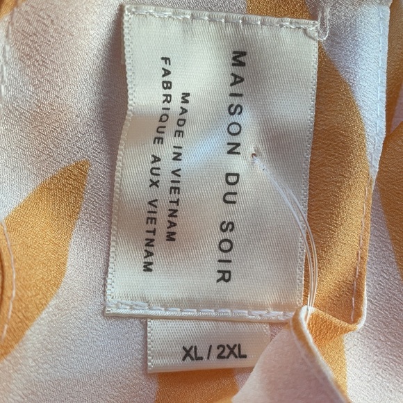 Maison Du Soir
yellow or some would day orange 
Nice robe excellent condition. - Picture 3 of 3